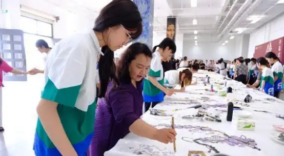 知名书画艺术家走进广西南宁校园与师生互动交流