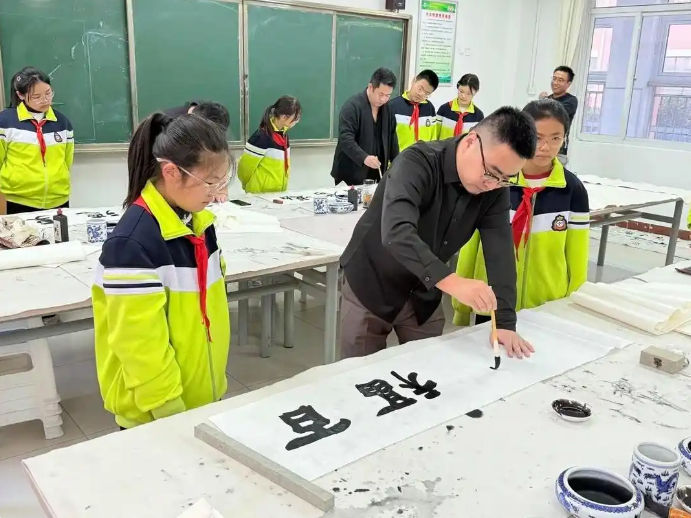 墨香浸润校园,临沂市青年书法家协会走进南坊小学